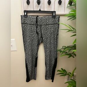 Nike Women’s DRI-FIT Black ‘n White Patterned Capri Leggings, Size Medium